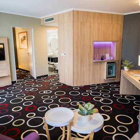 Garden Hotel Wellness Es Konferencia سولنوك المظهر الخارجي الصورة