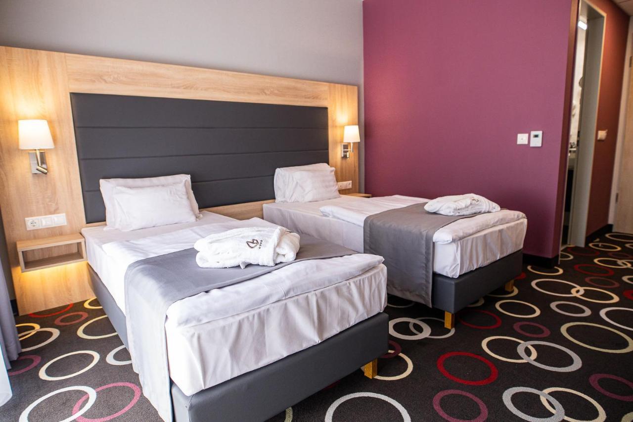 Garden Hotel Wellness Es Konferencia سولنوك المظهر الخارجي الصورة