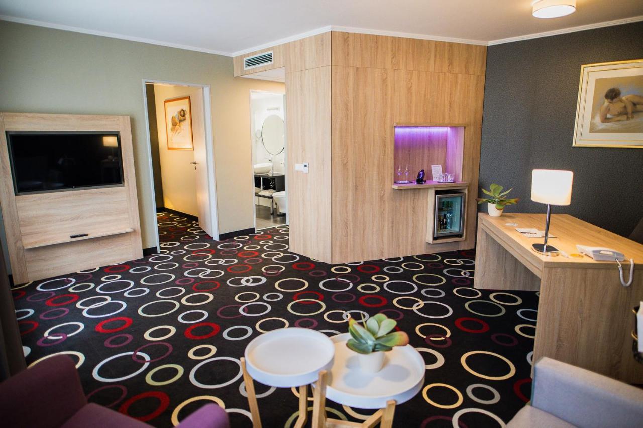 Garden Hotel Wellness Es Konferencia سولنوك المظهر الخارجي الصورة