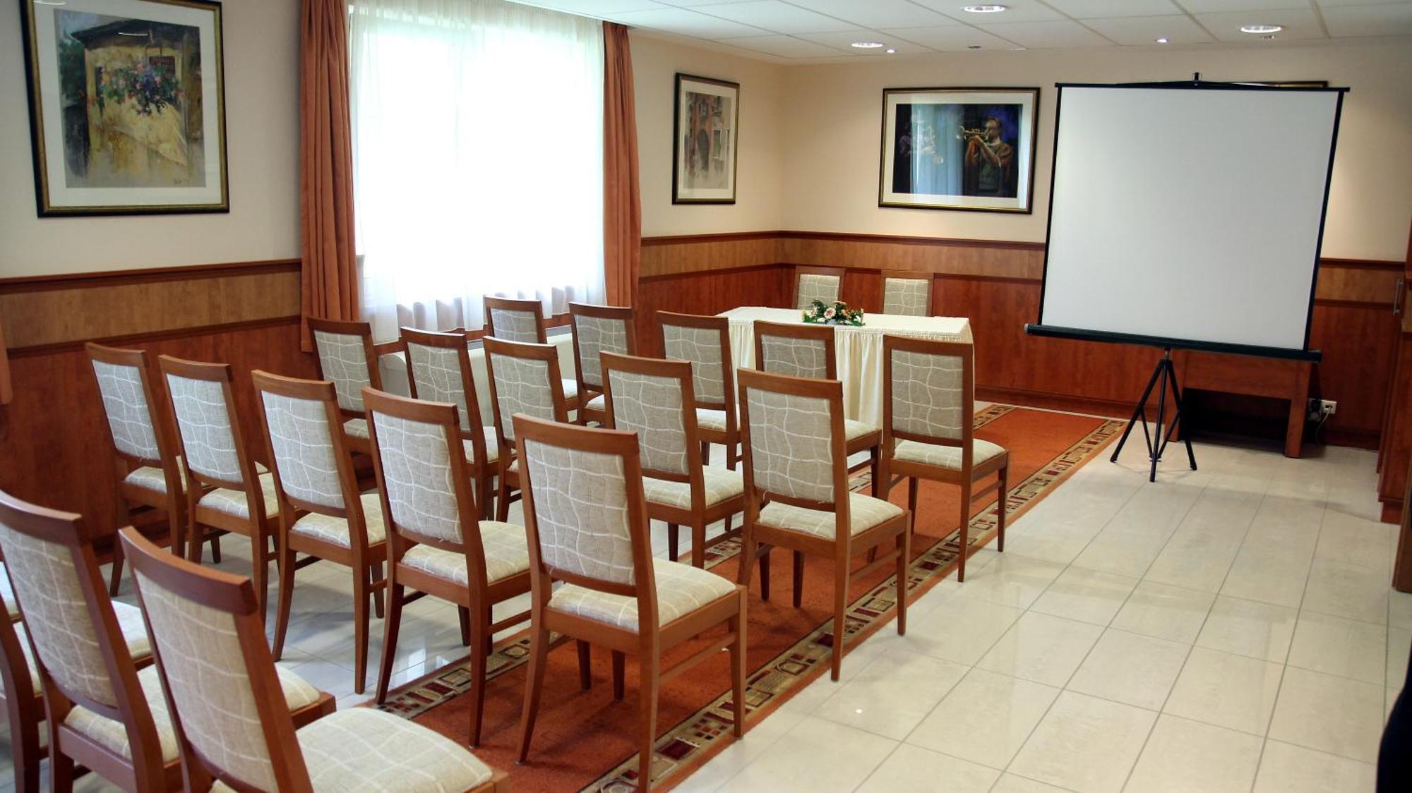 Garden Hotel Wellness Es Konferencia سولنوك المظهر الخارجي الصورة
