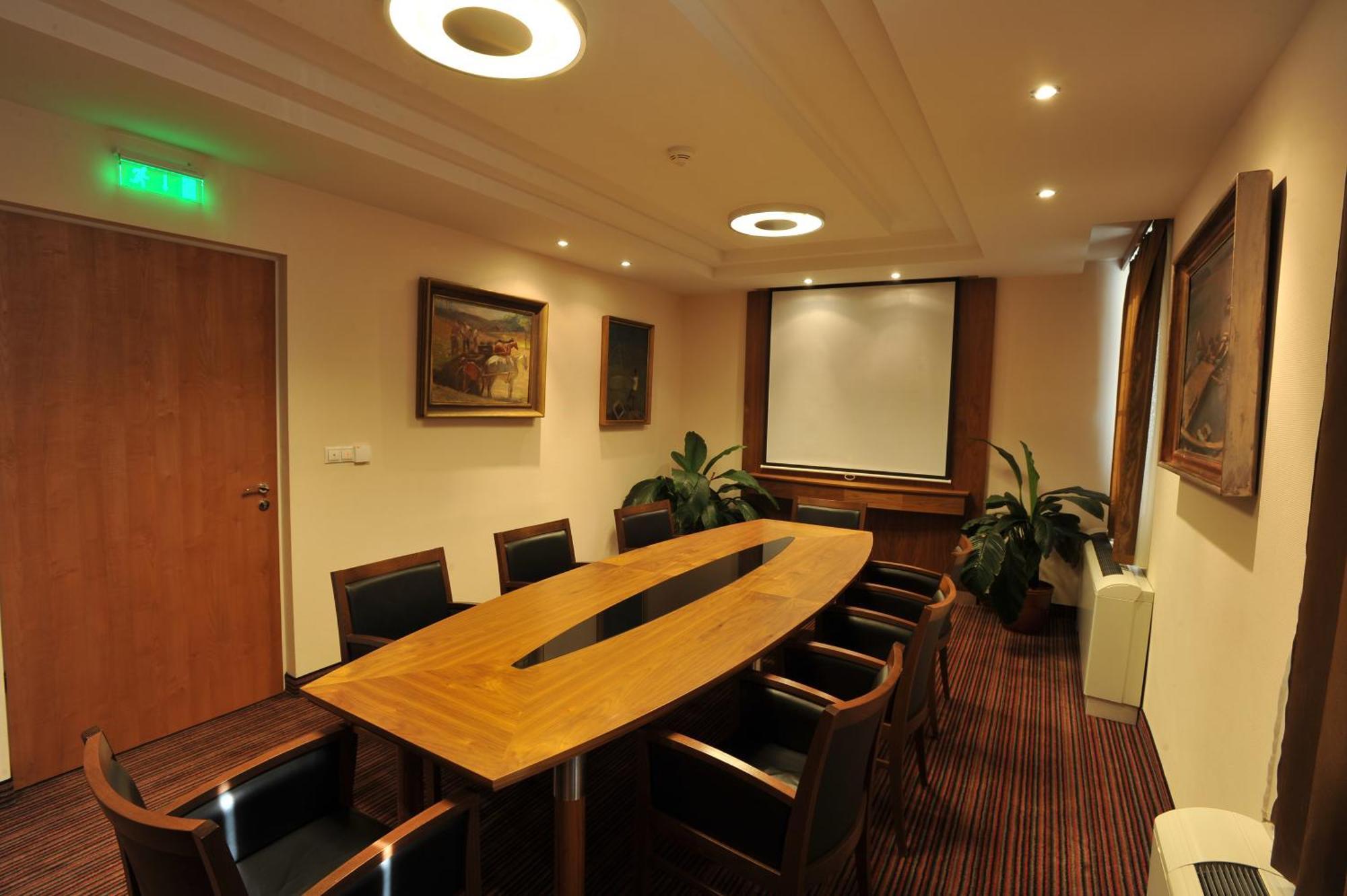 Garden Hotel Wellness Es Konferencia سولنوك المظهر الخارجي الصورة