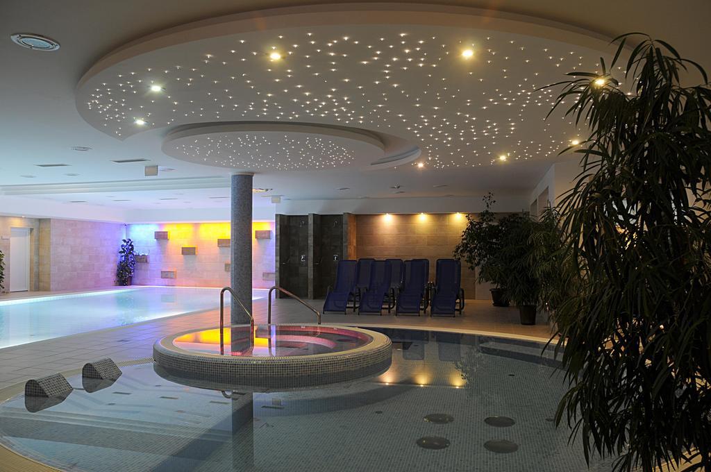 Garden Hotel Wellness Es Konferencia سولنوك المظهر الخارجي الصورة
