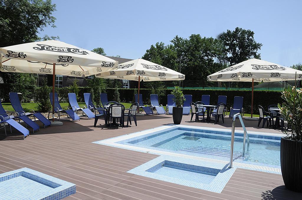 Garden Hotel Wellness Es Konferencia سولنوك المظهر الخارجي الصورة