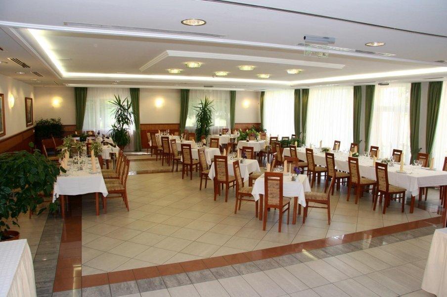 Garden Hotel Wellness Es Konferencia سولنوك المطعم الصورة