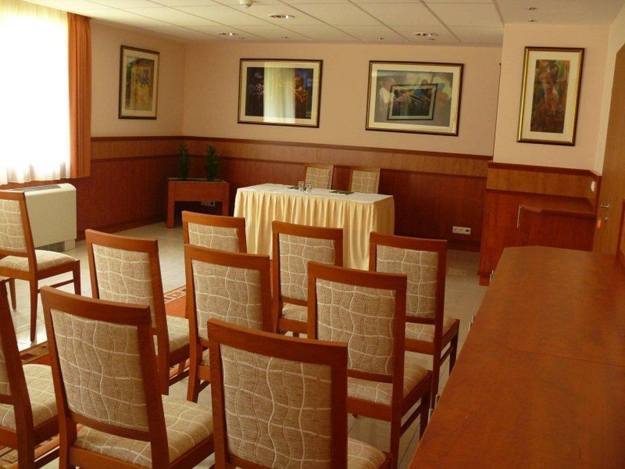 Garden Hotel Wellness Es Konferencia سولنوك الاعمال الصورة