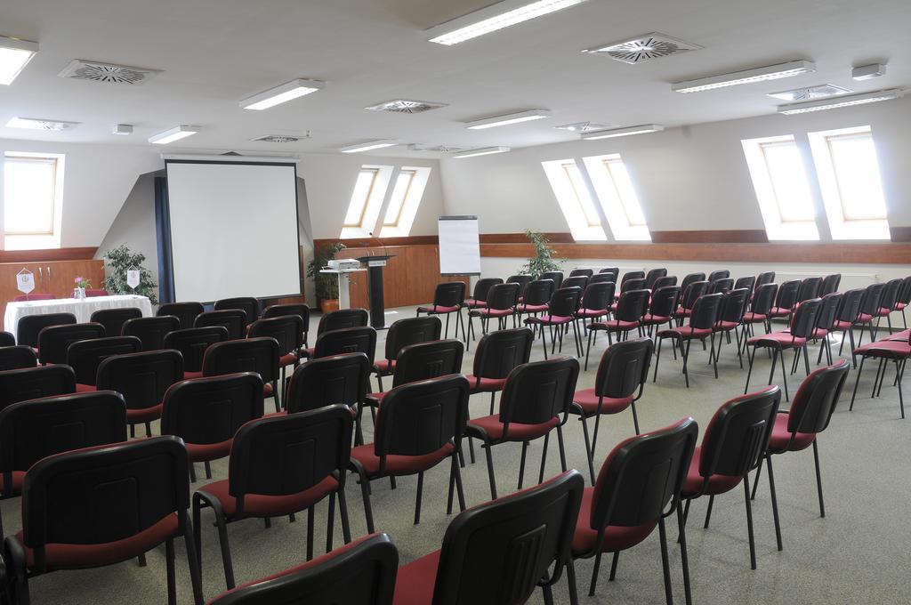 Garden Hotel Wellness Es Konferencia سولنوك المظهر الخارجي الصورة