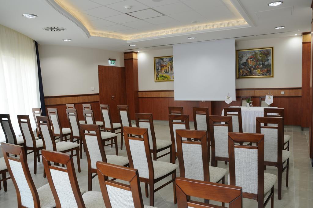 Garden Hotel Wellness Es Konferencia سولنوك المظهر الخارجي الصورة