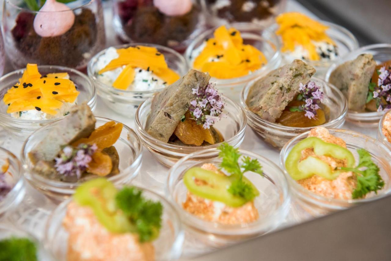Garden Hotel Wellness Es Konferencia سولنوك المظهر الخارجي الصورة
