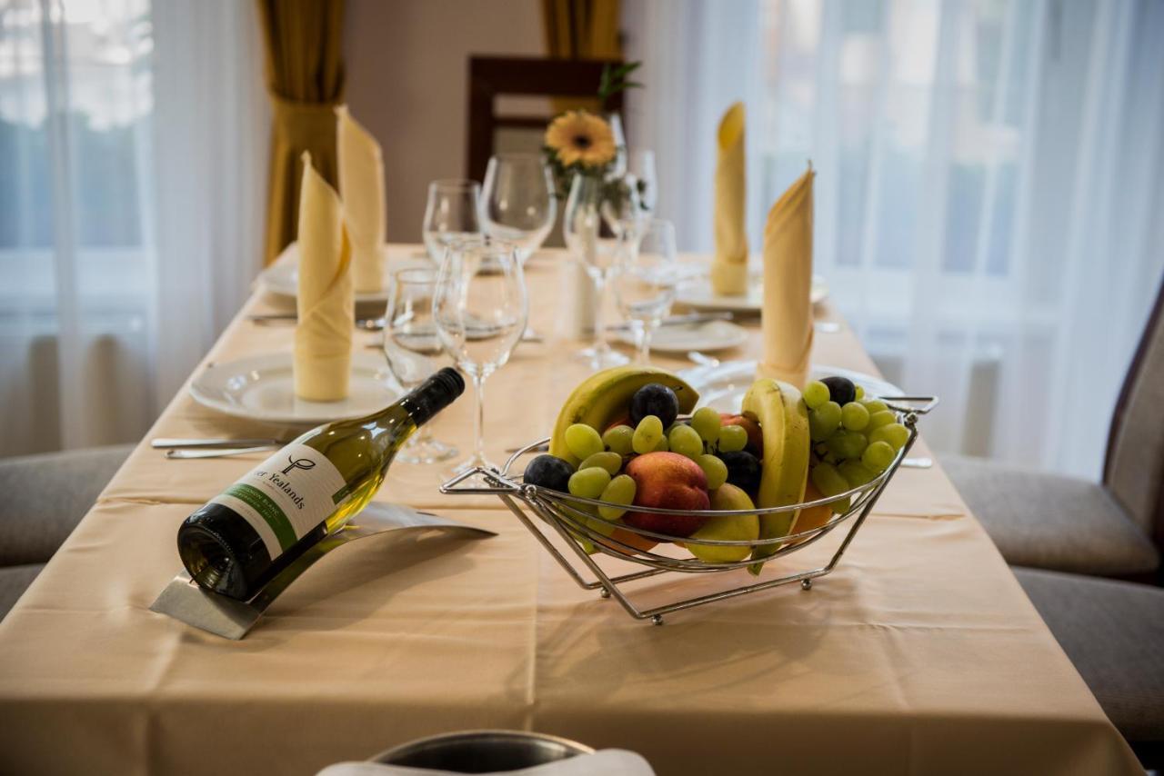 Garden Hotel Wellness Es Konferencia سولنوك المظهر الخارجي الصورة