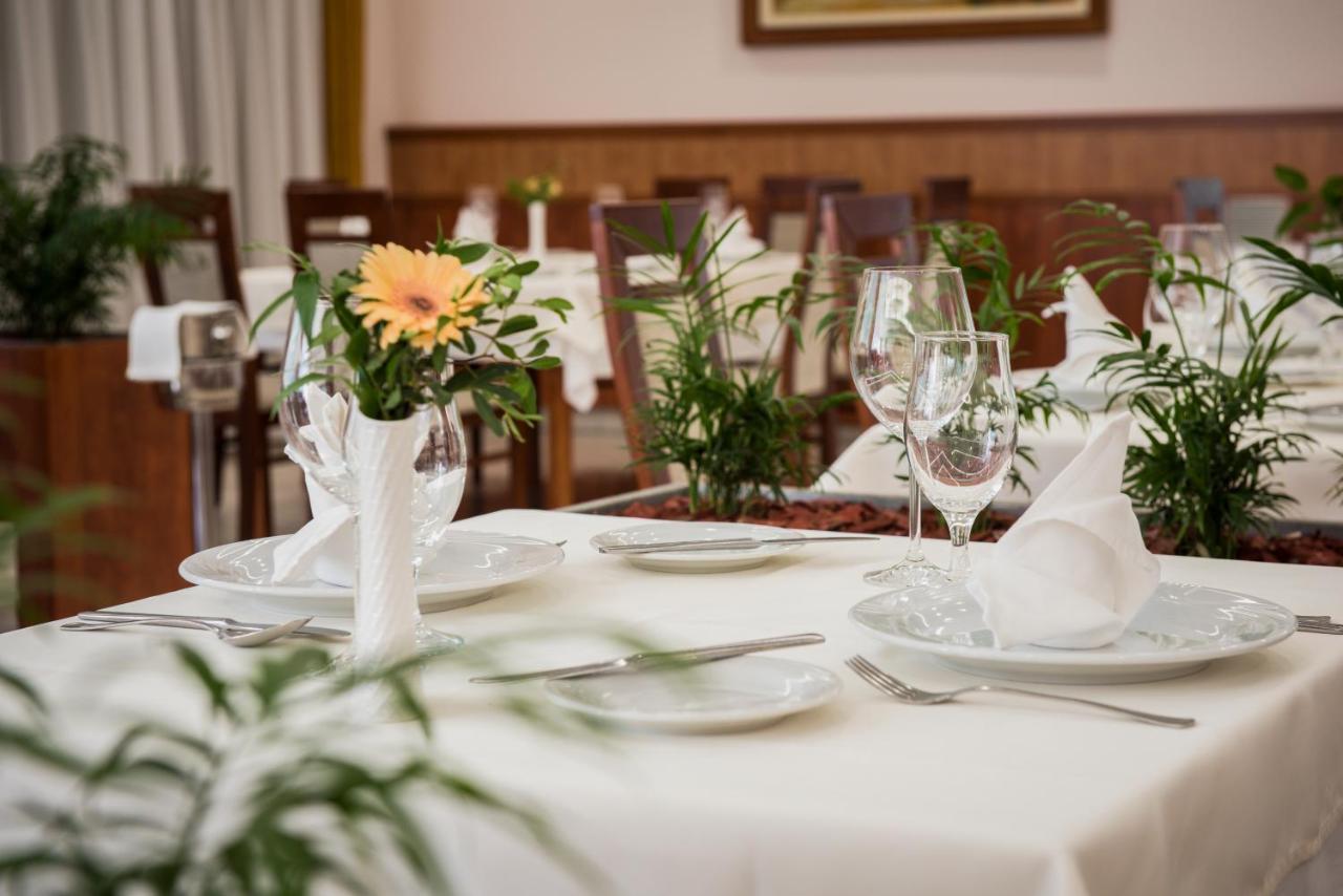 Garden Hotel Wellness Es Konferencia سولنوك المظهر الخارجي الصورة